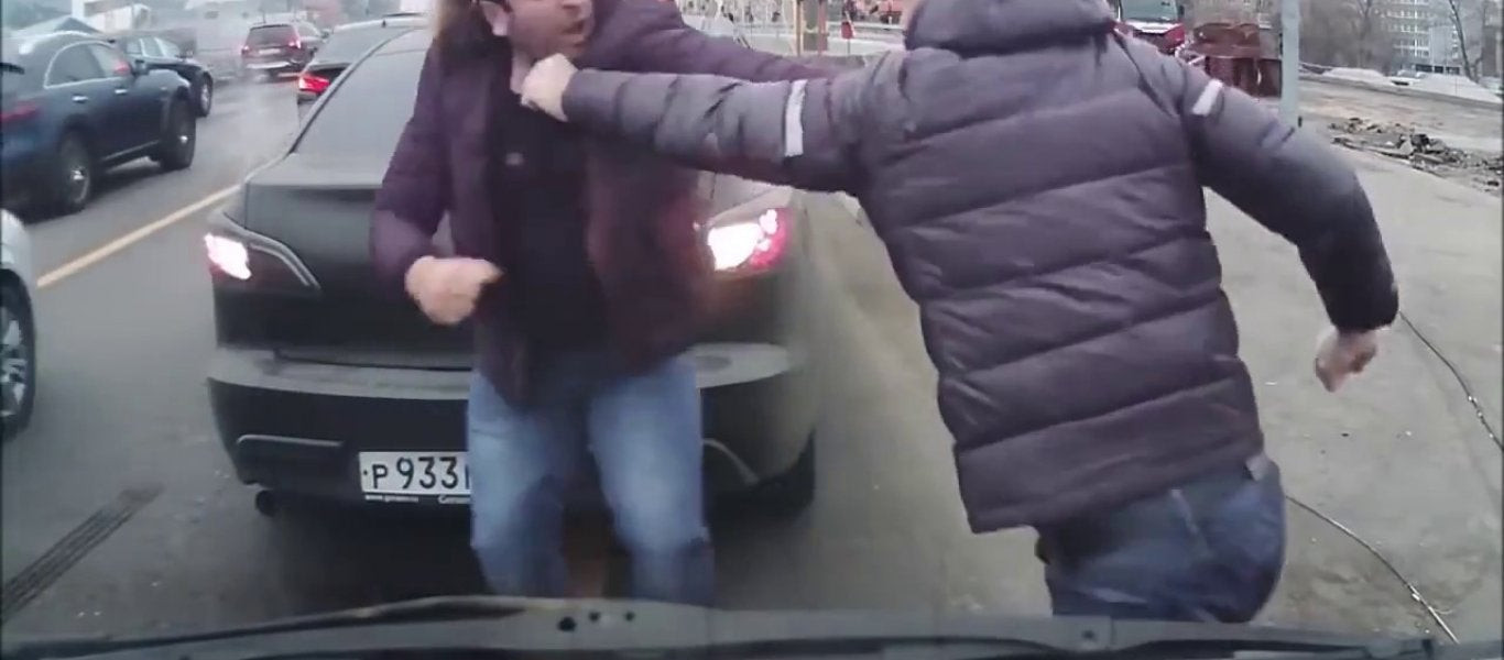 Όταν τα βάζεις με τον λάθος άνθρωπο στο δρόμο…! – Βίντεο